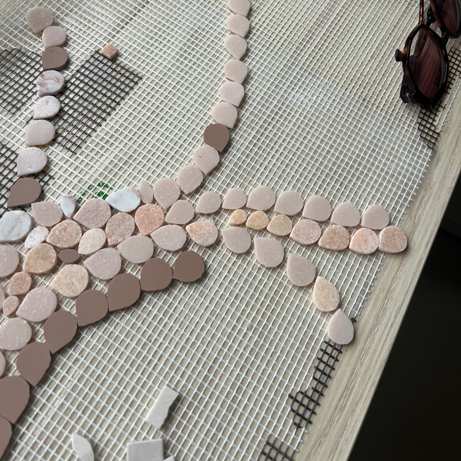 création d'une mosaïque sur-mesure à usage de joint de fractionnement. découpe de mosaïque.