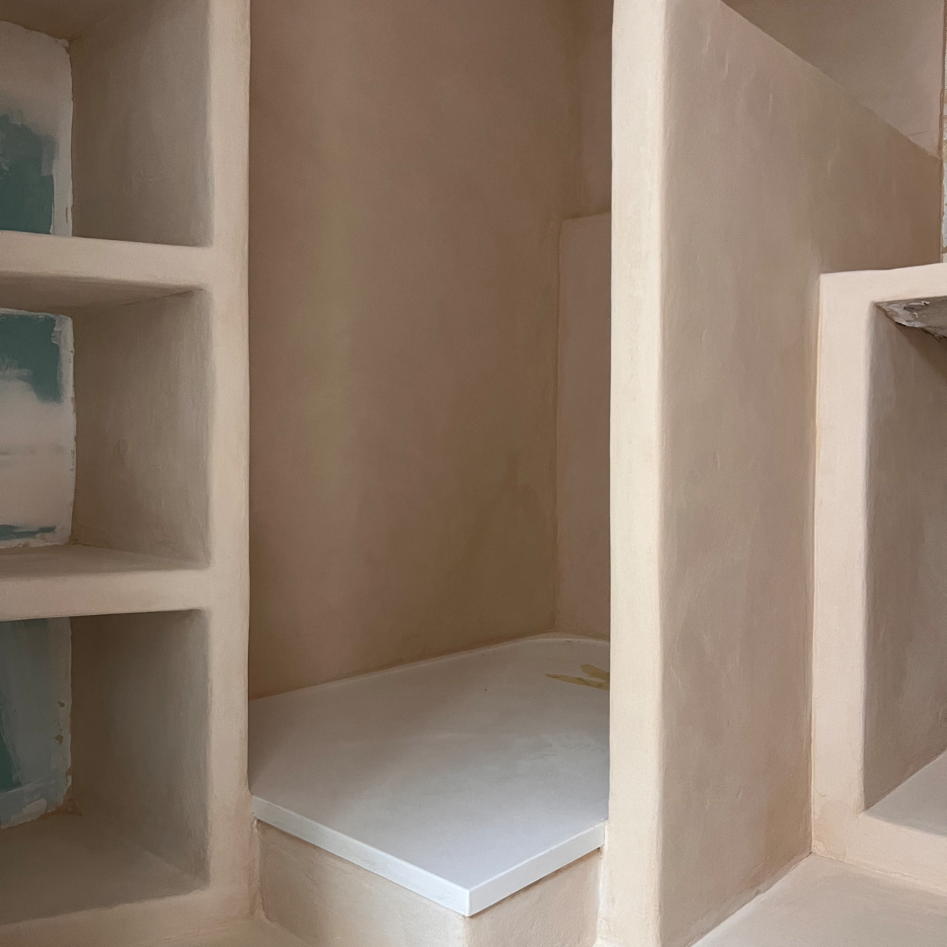 Salle d'eau construite en béton cellulaire et enduite en béton ciré minéral pigmenté sur-mesure, ici avant verni
