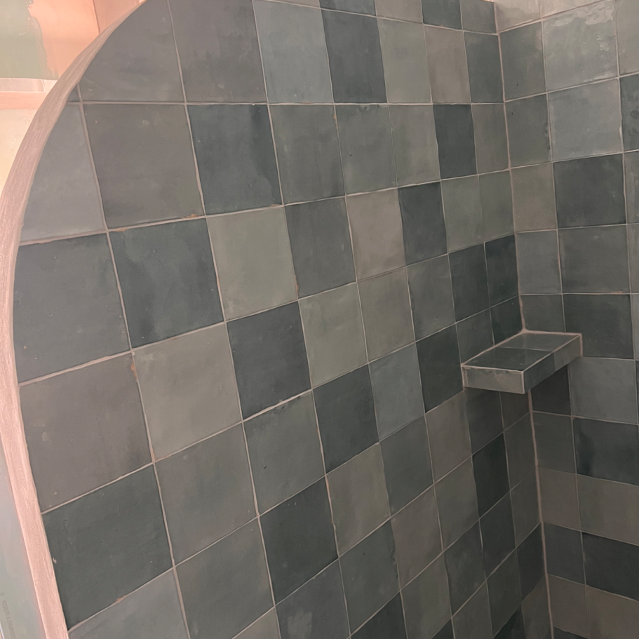 construction et étanchéité d'une douche à l'italienne à cloison arrondie. Tablette en carrelage coordonné