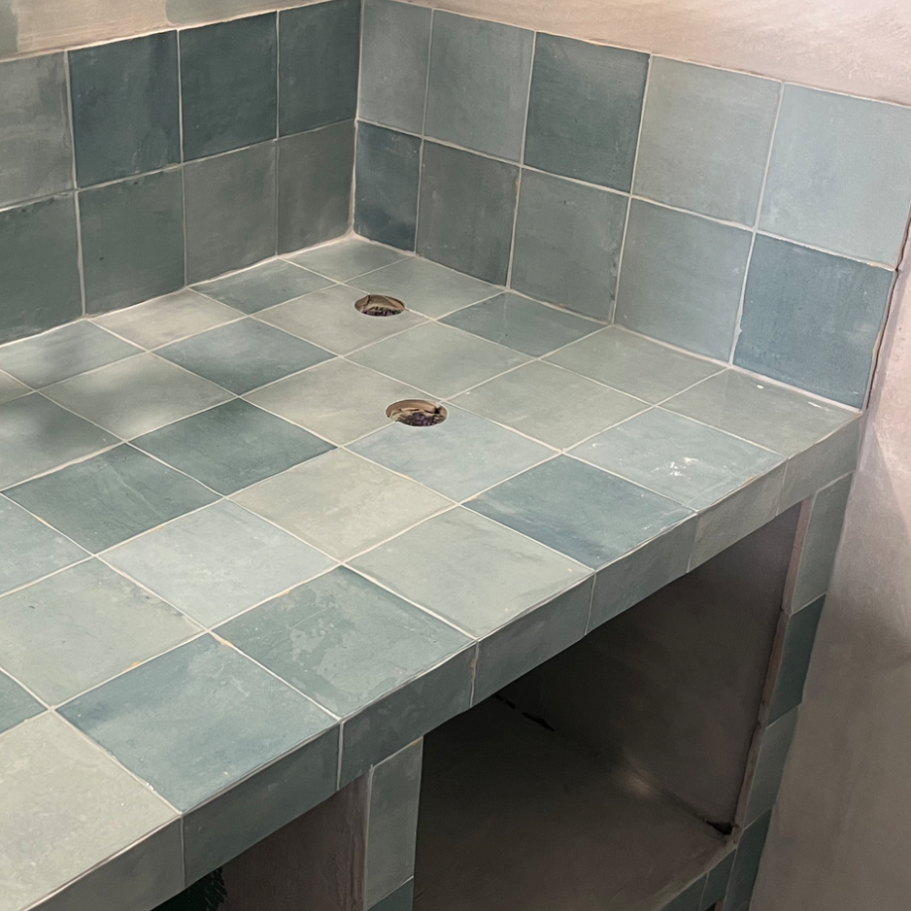 Construction et carrelage d'un meuble vasque